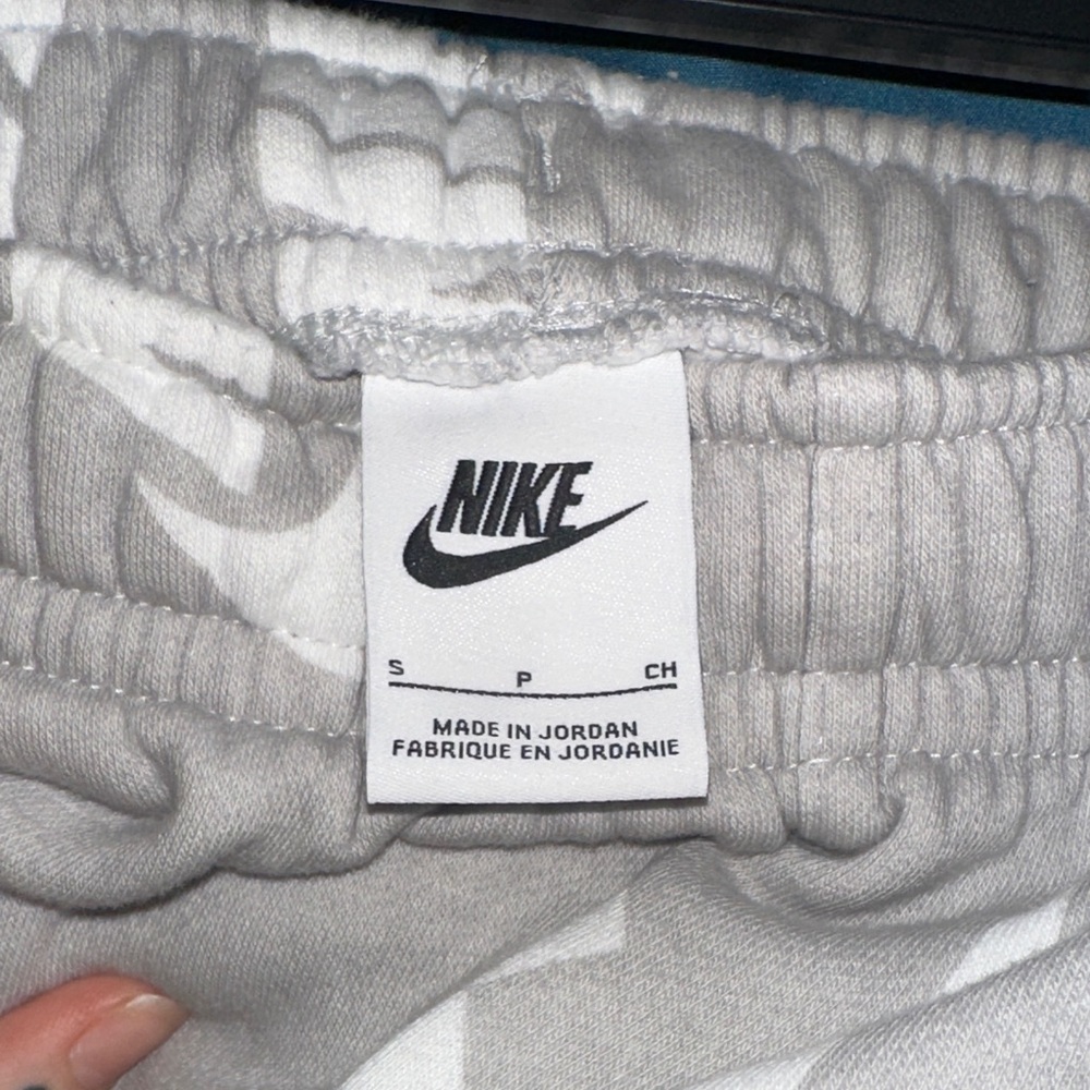 Nike Women's casual set - Picture 4 of 7